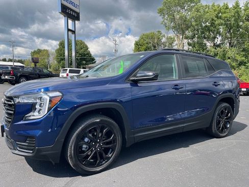 Used 2022 GMC Terrain SLE w/ Driver Convenience Package image 1