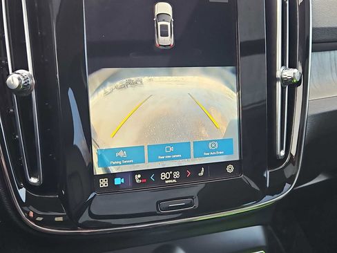 Used 2024 Volvo XC40 B5 Core image 9