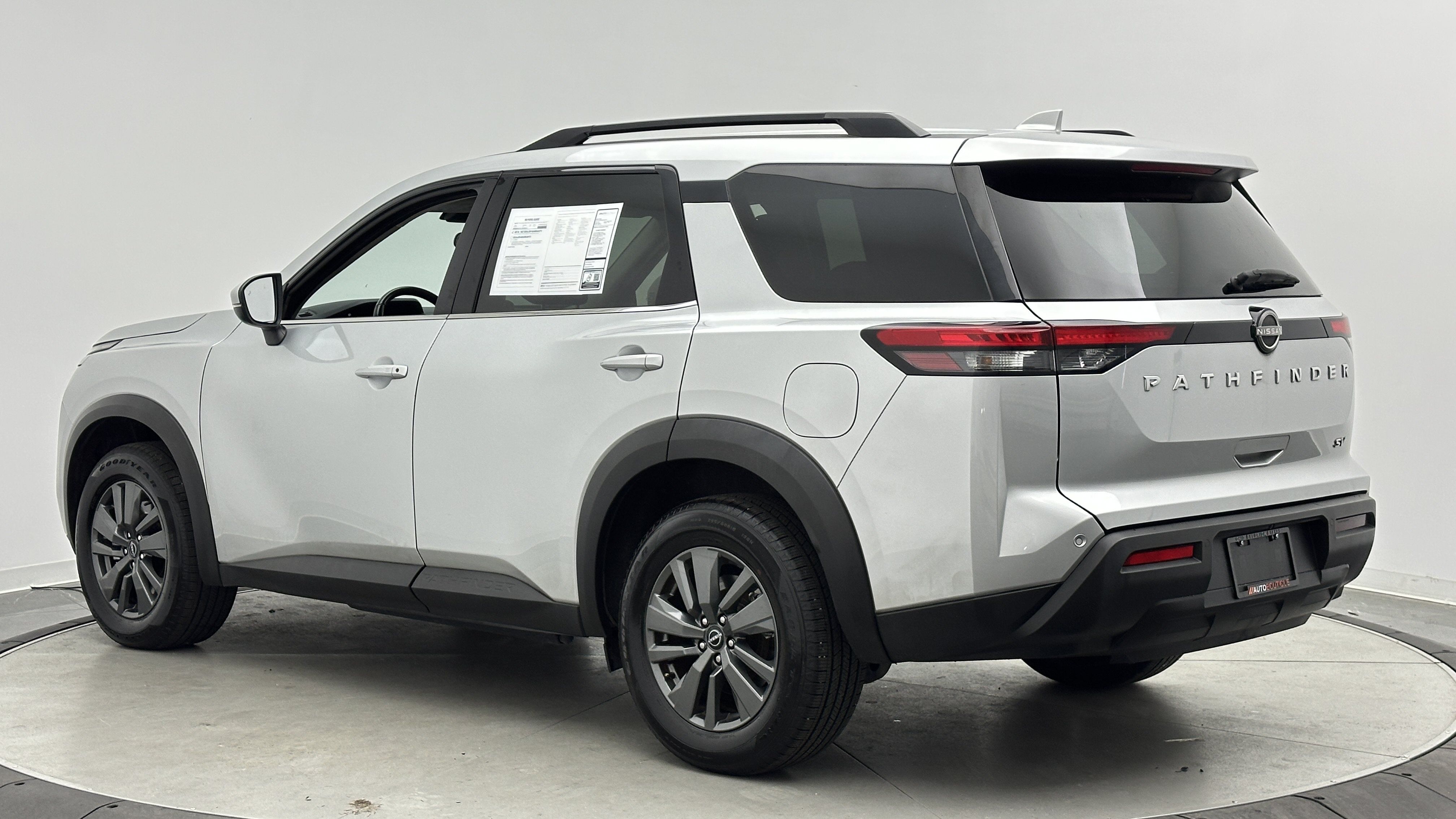 Used 2024 Nissan Pathfinder SV FWD image 5