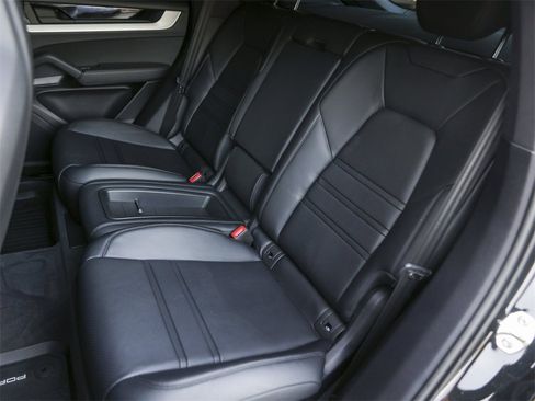 Certified 2025 Porsche Cayenne E-Hybrid Coupe image 32