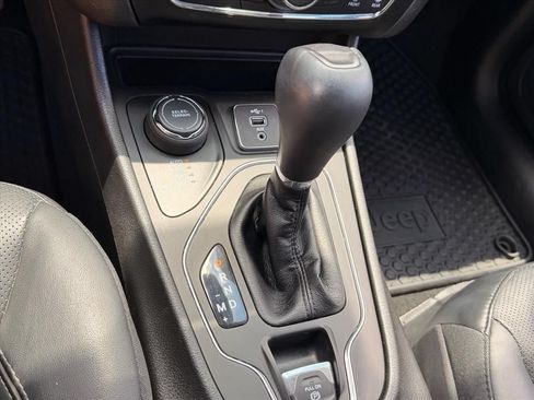 Used 2021 Jeep Cherokee Latitude Lux w/ Sun & Sound Group AWD/4WD image 22