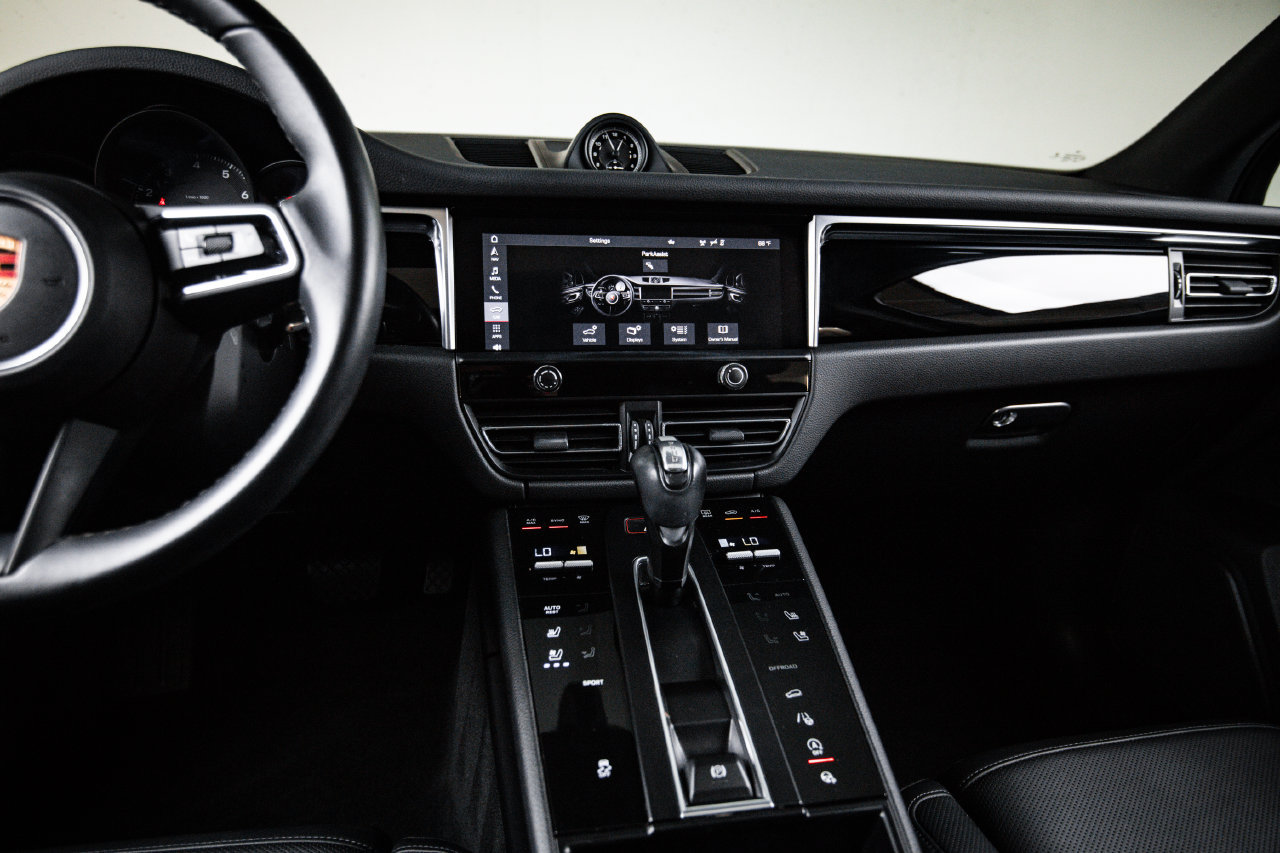 Certified 2023 Porsche Macan AWD/4WD image 19