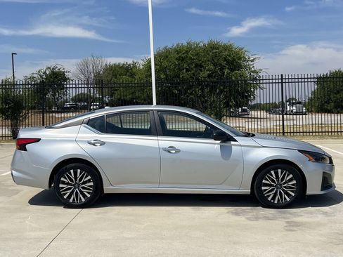 Used 2025 Nissan Altima 2.5 SV FWD image 3