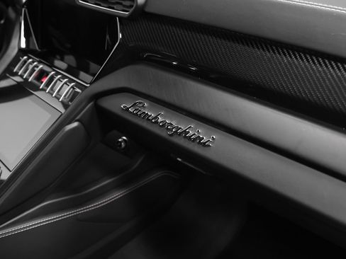 Used 2022 Lamborghini Urus image 24