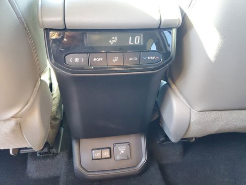 Used 2024 Toyota Highlander Limited image 22