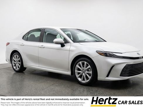 Used 2025 Toyota Camry LE image 1
