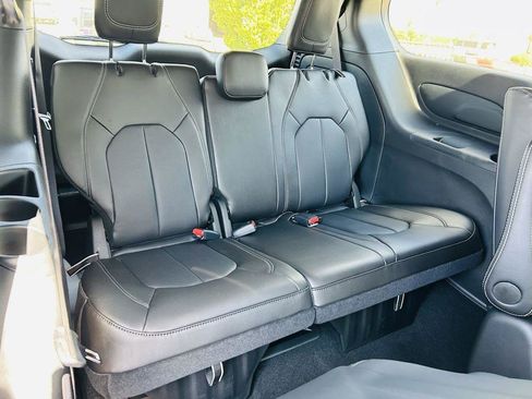 New 2026 Chrysler Pacifica Select w/ Quick Order Package 2EV image 33