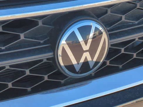 Used 2024 Volkswagen Taos SE image 29