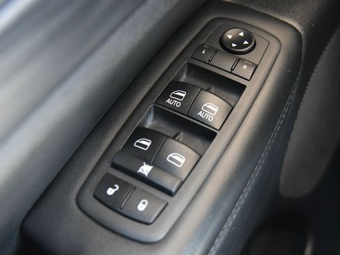 Used 2021 Jeep Grand Cherokee Laredo image 32