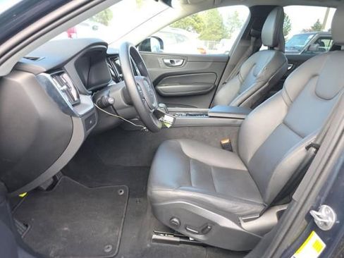 Used 2025 Volvo XC60 B5 Core image 2