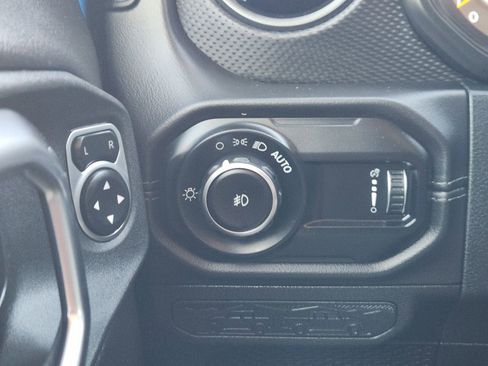 Used 2025 Jeep Wrangler Unlimited Rubicon image 22