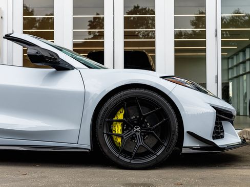 Used 2023 Chevrolet Corvette Z06 w/ Z07 Performance Package image 4