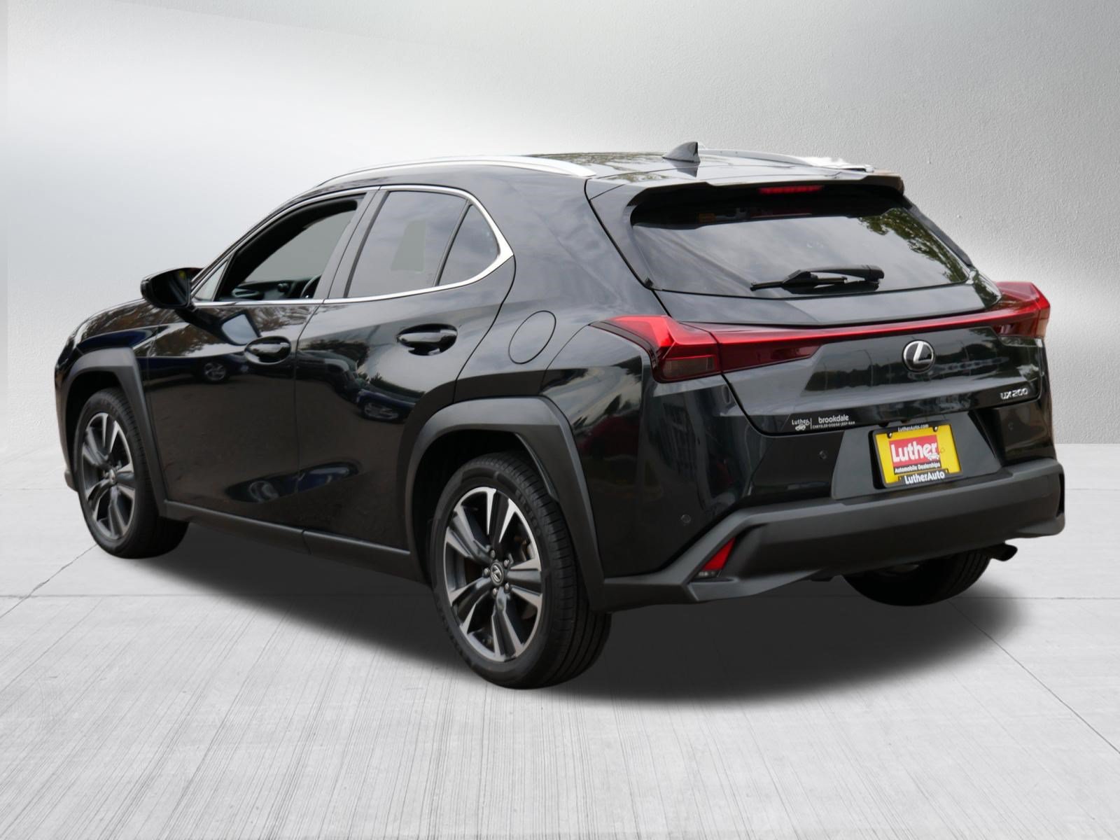 Used 2022 Lexus UX 200 w/ Accessory Package (Z2) FWD image 5