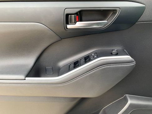 Used 2024 Toyota Highlander XLE image 12