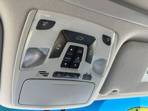 Used 2014 Toyota Sienna Limited w/ Limited Convenience Package FWD image 39