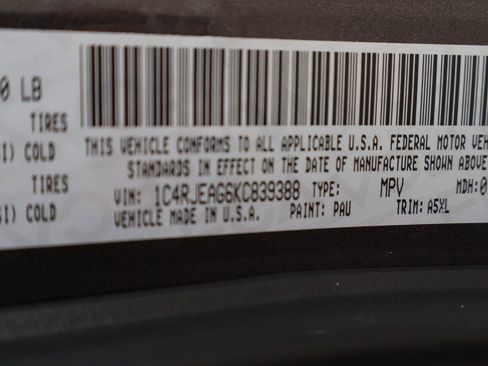 Used 2019 Jeep Grand Cherokee Laredo image 27