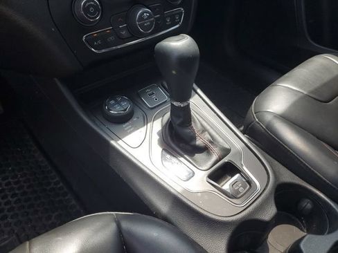 Used 2020 Jeep Cherokee Trailhawk w/ Comfort/Convenience Group AWD/4WD image 16