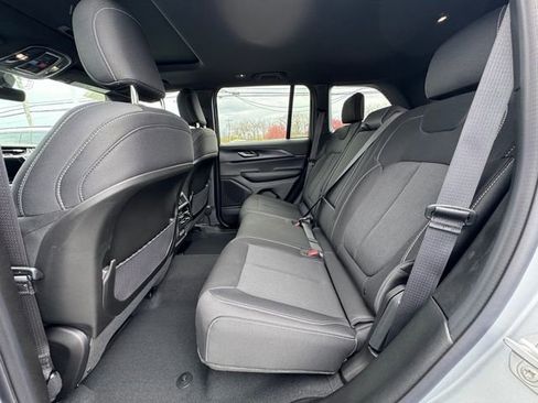 New 2025 Jeep Grand Cherokee Laredo X w/ Luxury Tech Group I AWD/4WD image 15