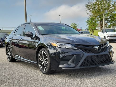 Used 2019 Toyota Camry SE image 3