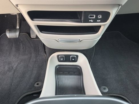 Used 2020 Chrysler Pacifica Touring-L FWD image 18