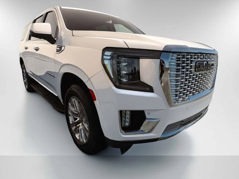 Used 2022 GMC Yukon XL SLT w/ SLT Luxury Package image 4