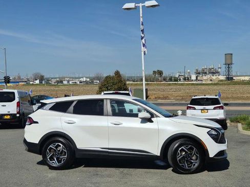 Used 2023 Kia Sportage LX image 3