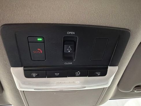 Used 2025 Nissan Sentra SR w/ SR Premium Package FWD image 21