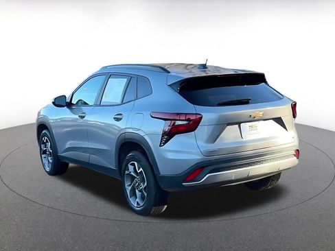 Used 2025 Chevrolet Trax LT w/ LT Convenience Package image 11