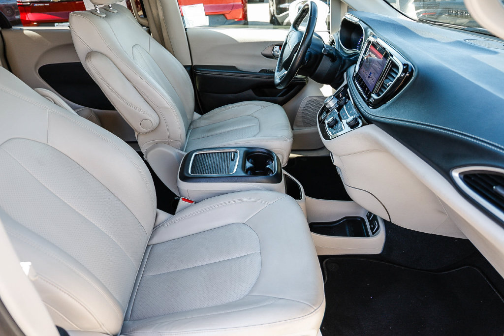 Used 2021 Chrysler Pacifica Touring-L FWD image 24