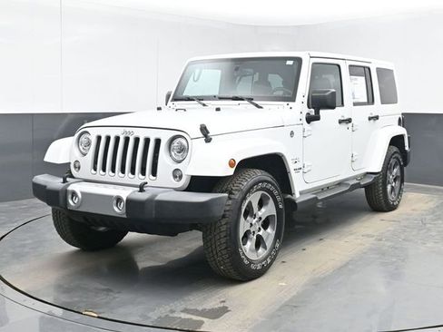 Used 2017 Jeep Wrangler Unlimited Sahara w/ Connectivity Group AWD/4WD image 5