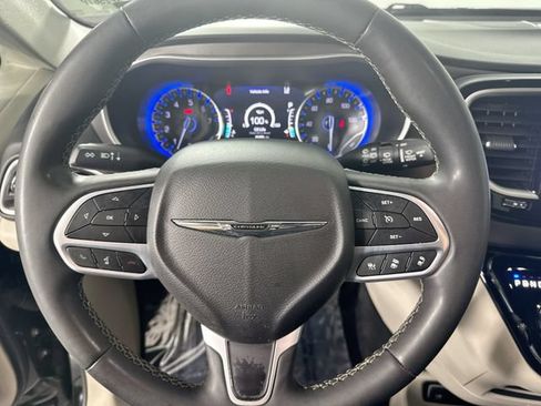 Used 2024 Chrysler Pacifica Touring-L FWD image 11