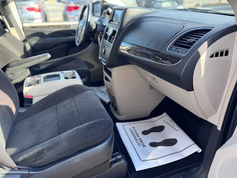 Used 2013 Chrysler Town & Country Touring image 19