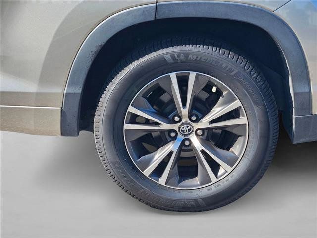 Used 2016 Toyota Highlander XLE FWD image 5