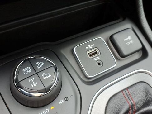Used 2022 Jeep Cherokee Trailhawk AWD/4WD image 13