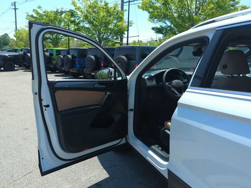 Used 2023 Volkswagen Tiguan SE AWD/4WD image 11