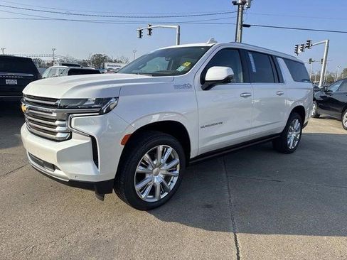 Certified 2024 Chevrolet Suburban High Country image 3