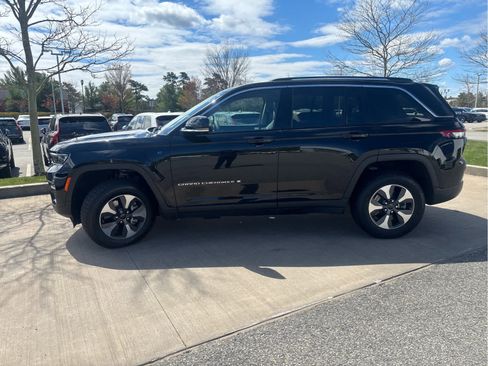 Used 2022 Jeep Grand Cherokee Limited 4xe w/ Luxury Tech Group II AWD/4WD image 3