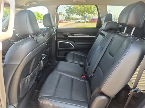 Used 2020 Kia Telluride LX FWD image 17