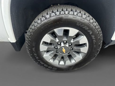 Used 2024 Chevrolet Silverado 2500 Custom w/ Custom Value Package image 16