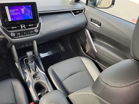 Used 2023 Toyota Corolla Cross XLE w/ Convenience Package FWD image 11