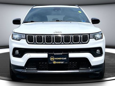 Used 2023 Jeep Compass Latitude w/ Sun and Sound Group AWD/4WD image 2