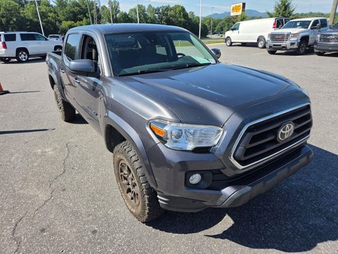 Used 2020 Toyota Tacoma SR5 AWD/4WD image 3