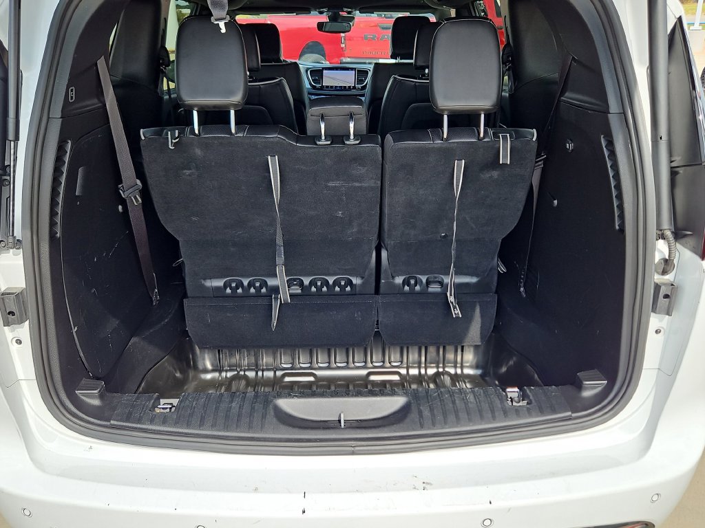 Used 2025 Chrysler Pacifica Limited FWD image 33