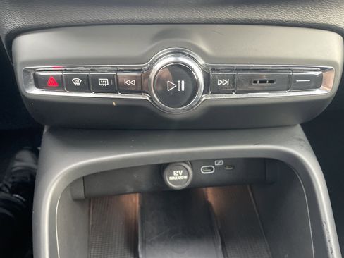 Used 2025 Volvo XC40 B5 Core image 46