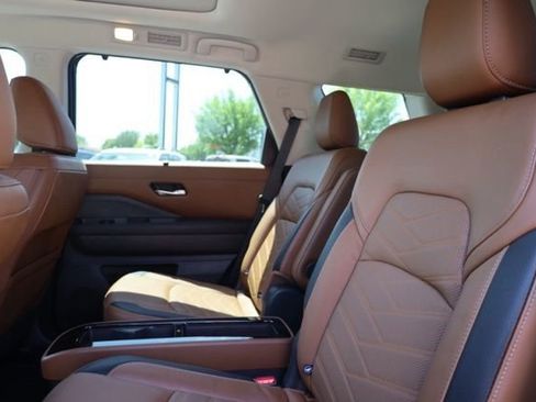 Used 2023 Nissan Pathfinder Platinum AWD/4WD image 34