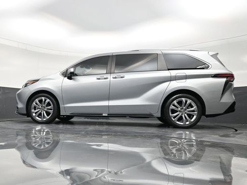 Used 2023 Toyota Sienna Platinum image 22