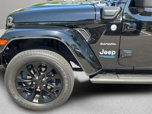 Used 2022 Jeep Wrangler Unlimited Sahara AWD/4WD image 33