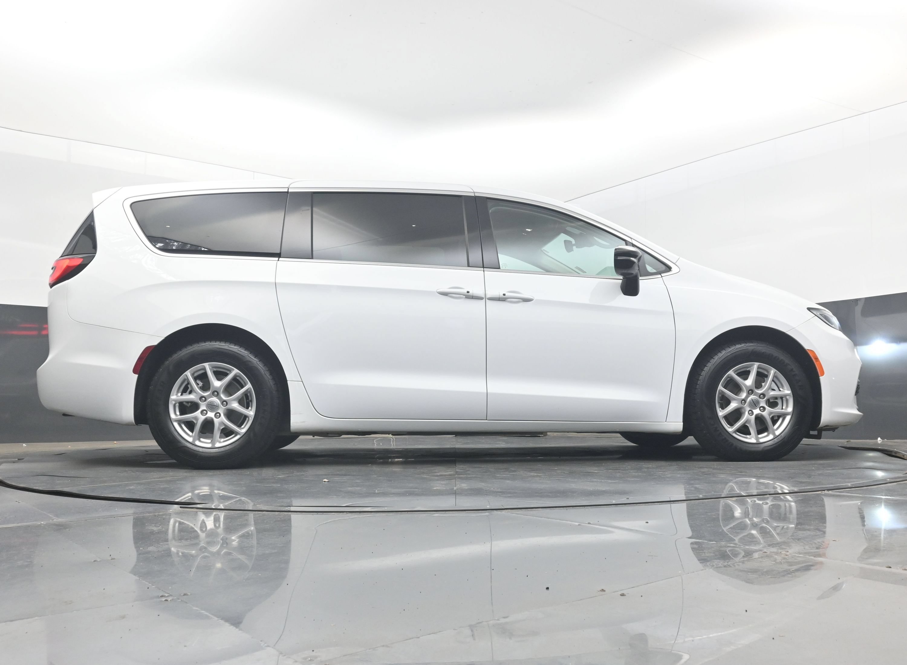 Used 2024 Chrysler Pacifica Touring-L FWD image 33