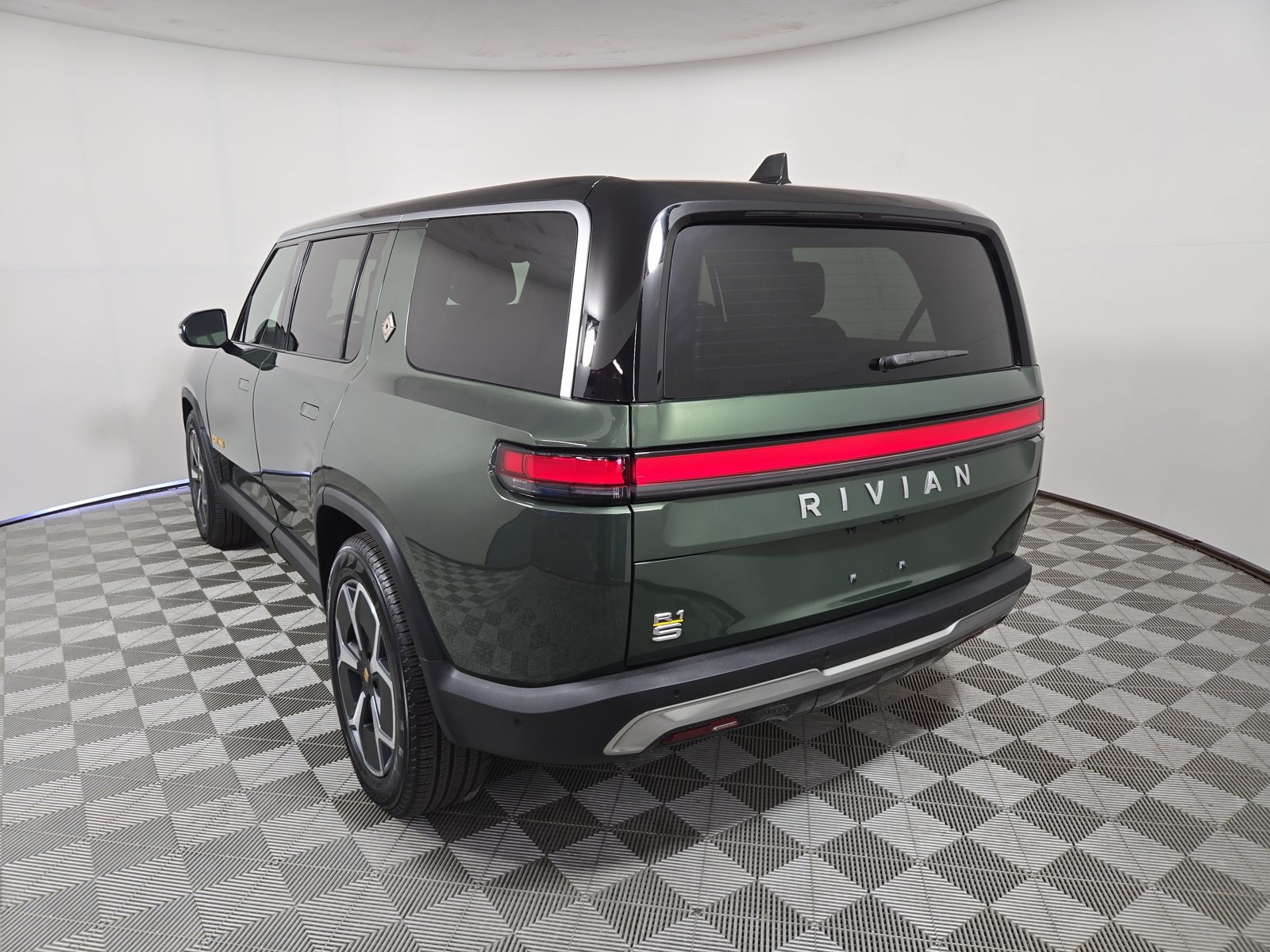 Used 2024 Rivian R1S Adventure Quad AWD/4WD image 3