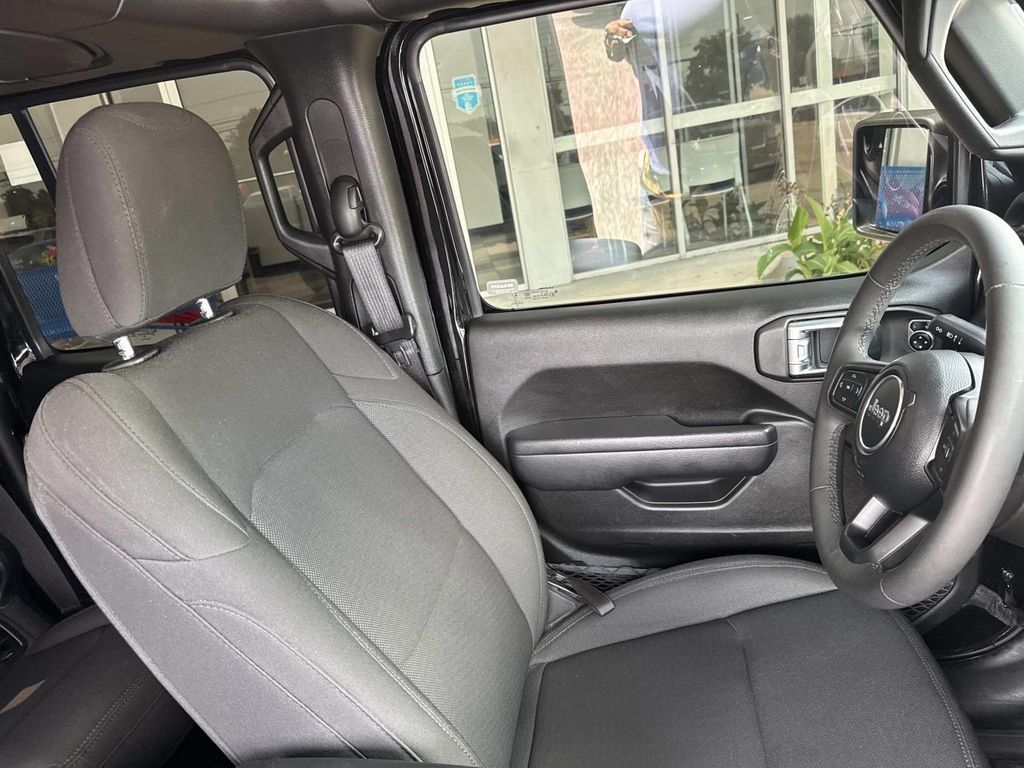 Used 2023 Jeep Gladiator Sport AWD/4WD image 11